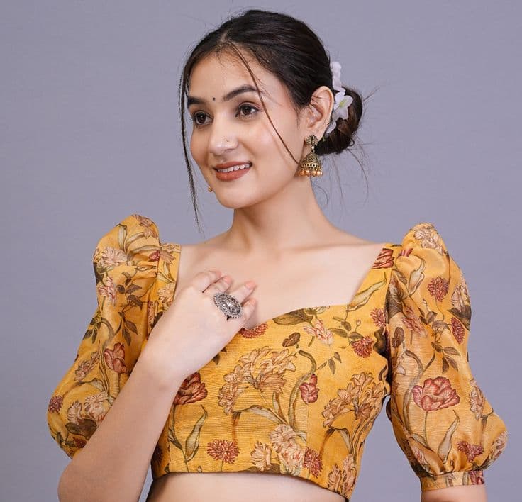 Puffed sleeves blouse